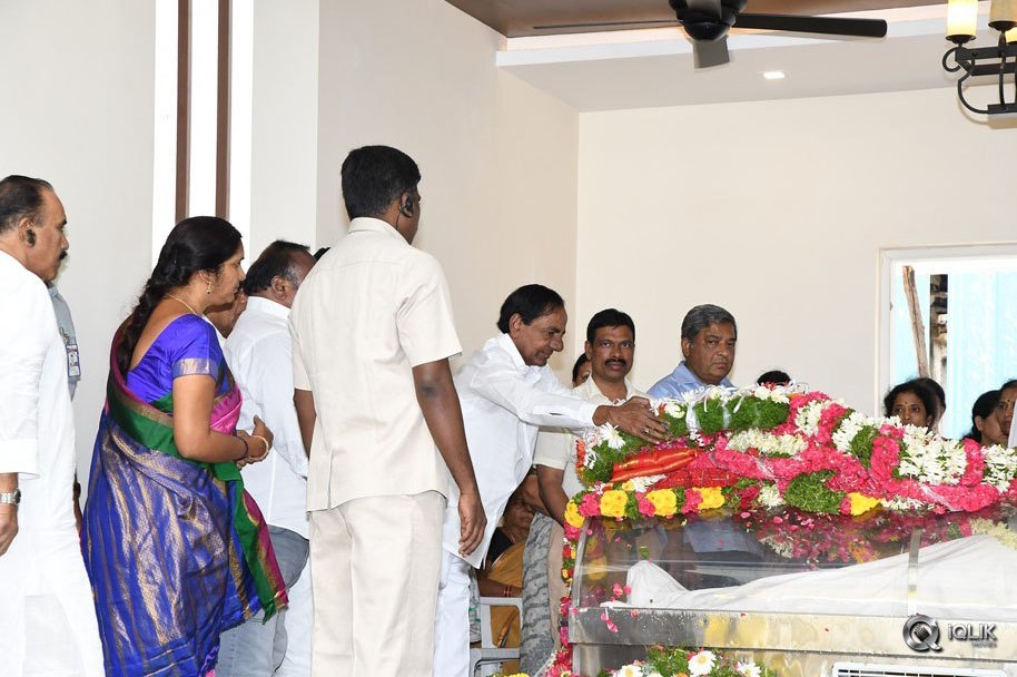 Celebs-Pay-Condolences-to-C-Narayana-Reddy